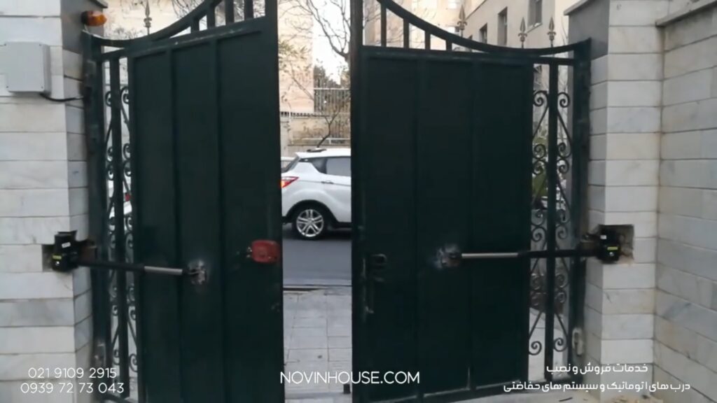 جک بازویی نصب‌شده روی درب پروژه آجودانیه