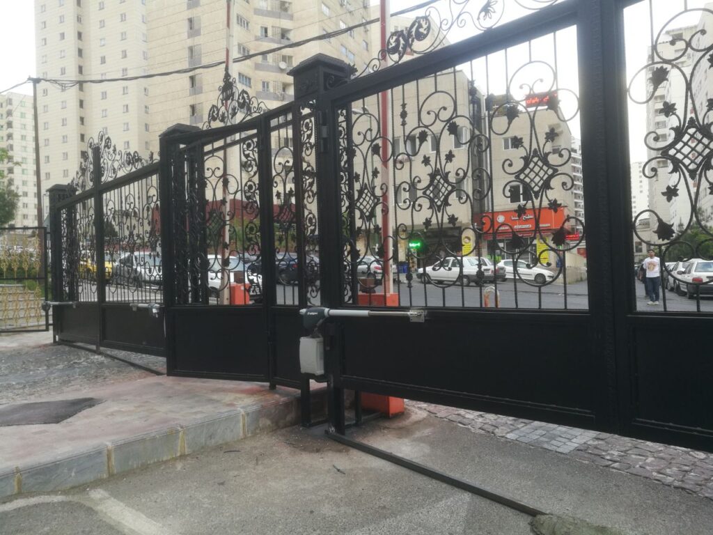 درب پارکینگ پروژه ۲۸۳ واحدی قائم