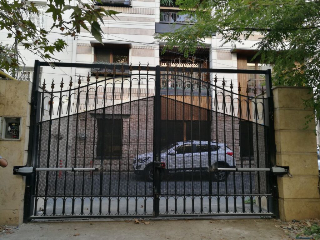 درب دولنگه با جک بازویی نصبشده از داخل در پروژه سعادتآباد